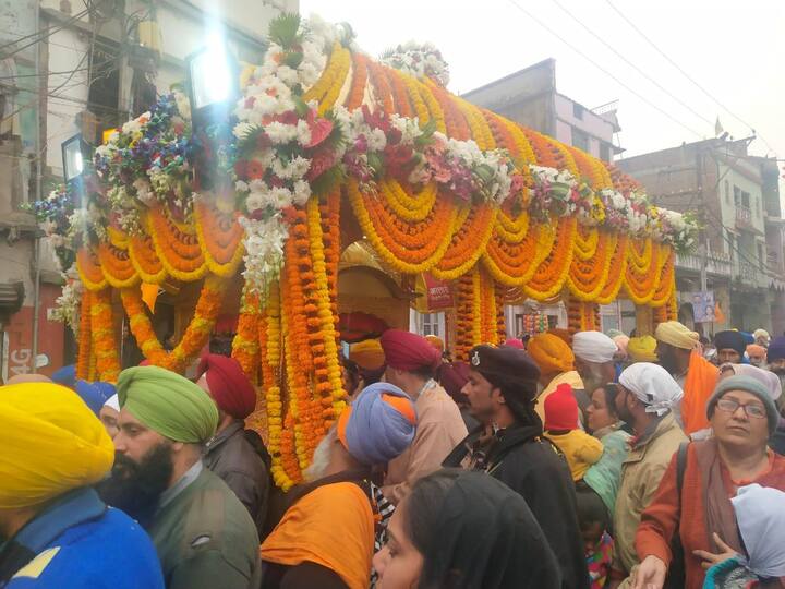 ਦੱਸ ਦਈਏ ਕਿ ਗੁਰੂ ਗੋਬਿੰਦ ਸਿੰਘ ਜੀ ਦਾ ਪ੍ਰਕਾਸ਼ ਪੁਰਬ ਇਸ ਵਾਰ ਗੁਰੂ ਨਾਨਕ ਨਾਮ ਲੇਵਾ ਸਿੱਖ ਸੰਗਤਾਂ ਵੱਲੋਂ 2 ਜਨਵਰੀ ਨੂੰ ਮਨਾਇਆ ਜਾ ਰਿਹਾ ਹੈ ਜਿਸ ਨੂੰ ਮੁੱਖ ਰੱਖਦਿਆਂ ਹਰ ਸਾਲ ਚੱਲੀ ਆ ਰਹੀ ਪਰੰਪਰਾ ਮੁਤਾਬਕ ਇੱਕ ਦਿਨ ਪਹਿਲਾਂ ਬਹੁਤ ਹੀ ਵਿਸ਼ਾਲ ਨਗਰ ਕੀਰਤਨ ਸਜਾਇਆ ਜਾਂਦਾ ਹੈ।