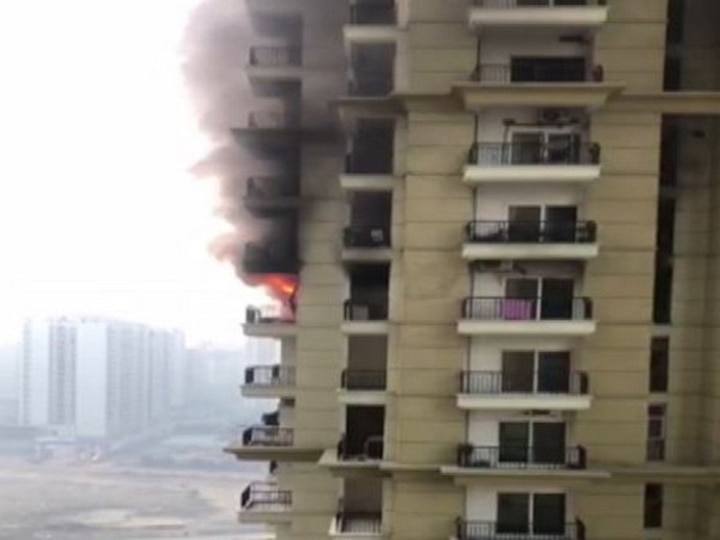 fire in apex athena apartment in noida ਫਲੈਟ 'ਚ ਲੱਗੀ ਭਿਆਨਕ ਅੱਗ, ਇੱਕ ਨੌਜਵਾਨ ਜ਼ਖ਼ਮੀ