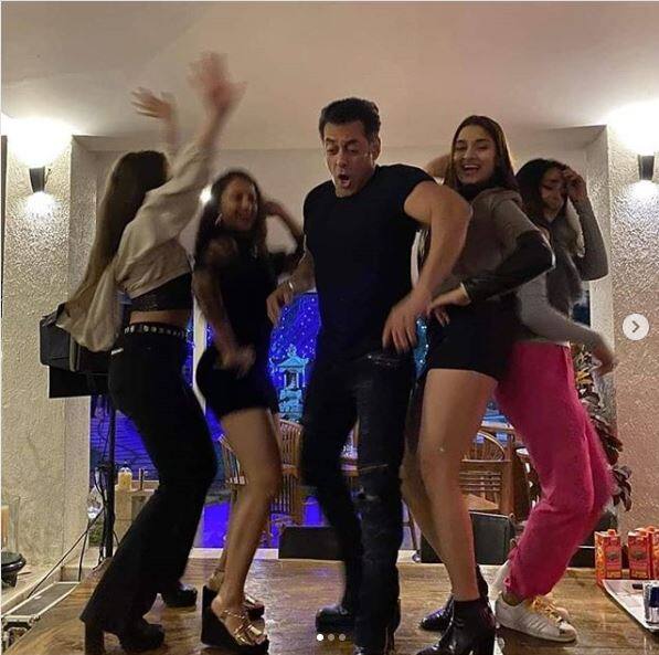 Salman Khan's dance with girls on table ਸਲਮਾਨ ਦਾ ਕੁੜੀਆਂ ਨਾਲ ਮੇਜ਼ 'ਤੇ ਚੜ੍ਹ ਕੇ ਕਾਰਾ, ਤਸਵੀਰਾਂ ਵਾਇਰਲ