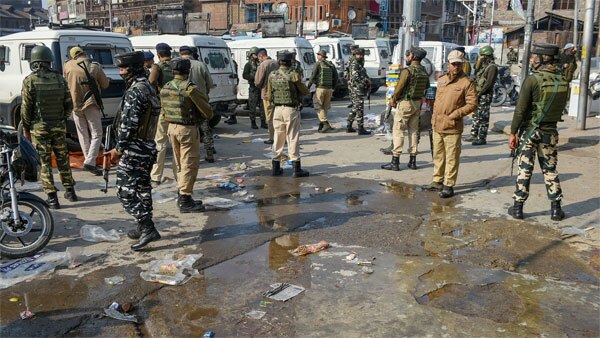 J&K: Grenade attack on CRPF personnel in Srinagar ਸੀਆਰਪੀਐਫ ਦੀ ਗਸ਼ਤ 'ਤੇ ਗ੍ਰਨੇਡ ਹਮਲਾ, ਇੱਕ ਜ਼ਖਮੀ