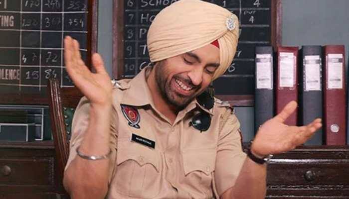 ਇੱਕ ਕਿਸੇ ਦਾ ਜ਼ਿਕਰ ਕਰਦਿਆਂ ਦਿਲਜੀਤ ਨੇ ਦੱਸਿਆ ਸੀ ਕਿ ਜਦੋਂ ਉਹ ਛੋਟੇ ਸੀ ਤਾਂ ਮਾਸਟਰ ਸਲੀਮ ਉਨ੍ਹਾਂ ਦੇ ਪਿੰਡ ਪਰਫ਼ਾਰਮ ਕਰਨ ਆਏ ਸੀ ਪਰ ਦਿਲਜੀਤ ਉਨ੍ਹਾਂ ਦੇ ਆਉਣ ਤਕ ਸਟੇਜ 'ਤੇ ਚੜ੍ਹ ਗਏ ਅਤੇ ਪਰਫ਼ਾਰਮ ਕਰਨ ਲੱਗ ਪਏ ਤਾਂ ਜੋ ਦਰਸ਼ਕਾਂ ਨੂੰ ਬੰਨ੍ਹਿਆ ਜਾ ਸਕੇ। ਉਸ ਸਮੇਂ ਉਹ ਸਿਰਫ ਨਿੱਕਰ ਅਤੇ ਬਨੀਆਨ ਵਿਚ ਸੀ।