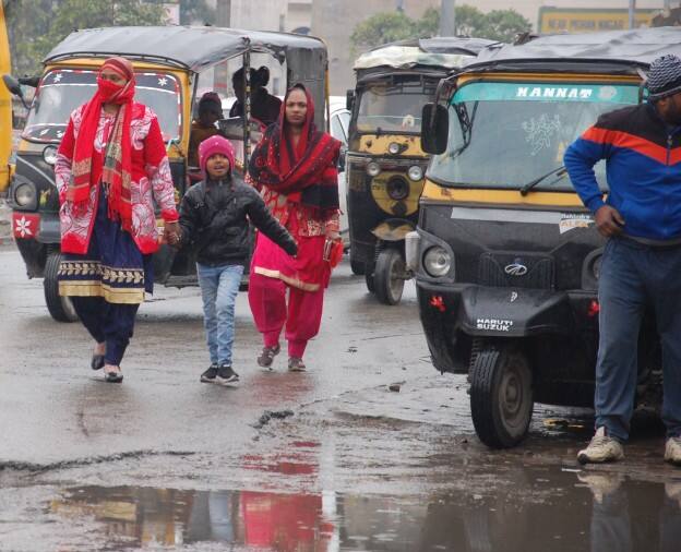 ਮੌਸਮ ਵਿਭਾਗ ਨੇ ਕਿਹਾ ਹੈ ਕਿ ਮੰਗਲਵਾਰ ਤੇ ਬੁੱਧਵਾਰ ਨੂੰ ਦਿੱਲੀ 'ਚ ਬਾਰਸ਼ ਹੋ ਸਕਦੀ ਹੈ। ਮੰਗਲਵਾਰ ਸਵੇਰੇ ਦਿੱਲੀ ਦਾ ਤਾਪਮਾਨ 13 ਡਿਗਰੀ ਦਰਜ ਕੀਤਾ ਗਿਆ।