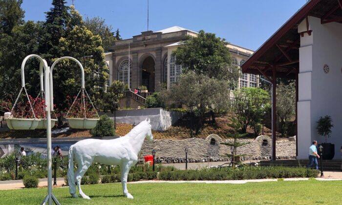 ਵਿਸ਼ਵ 'ਚ ਪਹਿਲਾਂ ਜੂਲੀਅਨ ਕੈਲੰਡਰ ਦੀ ਵਰਤੋਂ ਕੀਤੀ ਜਾਂਦੀ ਸੀ। ਫੇਰ 1582 'ਚ ਗ੍ਰੇਗੋਰਿਅਨ ਕਲੰਡਰ ਸ਼ੁਰੂ ਹੋਇਆ। ਹਰ ਇੱਕ ਨੇ ਇਸ ਕੈਲੰਡਰ ਨੂੰ ਅਪਣਾਇਆ ਪਰ ਕੁਝ ਦੇਸ਼ ਇਸ ਦੇ ਵਿਰੁੱਧ ਸੀ। ਇਥੋਪੀਆ ਵੀ ਇਸ ਕੈਲੰਡਰ ਦਾ ਵਿਰੋਧ ਕਰਦੀ ਸੀ। ਦੱਸ ਦੇਈਏ ਕਿ ਇਥੋਪੀਆ 'ਚ ਇਥੋਪੀਅਨ ਕੈਲੰਡਰ ਦੀ ਵਰਤੋਂ ਕੀਤੀ ਜਾਂਦੀ ਹੈ।