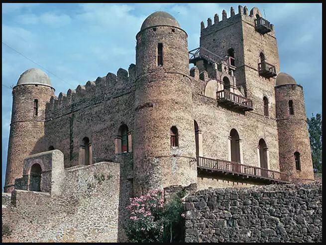 ਇਥੋਪੀਆਈ ਕੈਲੰਡਰ 'ਚ ਇੱਕ ਸਾਲ 'ਚ 13 ਮਹੀਨੇ ਹੁੰਦੇ ਹਨ। ਇਥੋਪੀਆ ਦਾ ਨਵਾਂ ਸਾਲ 10 ਜਾਂ 11 ਸਤੰਬਰ ਨੂੰ ਸ਼ੁਰੂ ਹੁੰਦਾ ਹੈ। 12 ਮਹੀਨਿਆਂ 'ਚ ਹਰ ਮਹੀਨੇ 'ਚ 30 ਦਿਨ ਹੁੰਦੇ ਹਨ। ਆਖਰੀ ਮਹੀਨੇ ਨੂੰ ਪੈਗੁਮੇ ਕਿਹਾ ਜਾਂਦਾ ਹੈ, ਜਿਸ 'ਚ ਸਿਰਫ ਪੰਜ ਜਾਂ ਛੇ ਦਿਨ ਆਉਂਦੇ ਹਨ। ਇਹ ਮਹੀਨਾ ਉਨ੍ਹਾਂ ਦਿਨਾਂ ਨੂੰ ਜੋੜ ਕੇ ਬਣਾਇਆ ਗਿਆ ਹੈ ਜਿਨ੍ਹਾਂ ਦੀ ਸਾਲ 'ਚ ਗਿਣਤੀ ਨਹੀਂ ਹੁੰਦੀ।