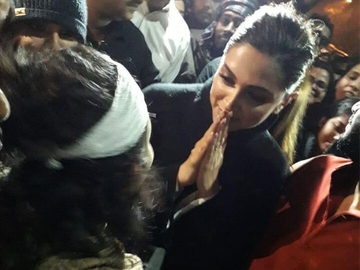 Deepika Padukone's JNU visit leaves Twitter divided ਜੇਐਨਯੂ ਹਿੰਸਾ ਖਿਲਾਫ ਡਟੀ ਦੀਪਿਕਾ 'ਤੇ ਹਮਲੇ, ਟਵਿਟਰ 'ਤੇ ਛਿੜੀ ਜੰਗ, ਜਾਣੋ ਯੂਜ਼ਰਸ ਦੀ ਮੰਗ