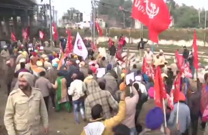 Protesters block a railway track in Amritsar during Bharat Bandh ਅੰਮ੍ਰਿਤਸਰ 'ਚ ਰੇਲਵੇ ਆਵਾਜਾਈ ਠੱਪ, ਮੁਸਾਫਰ ਪ੍ਰੇਸ਼ਾਨ