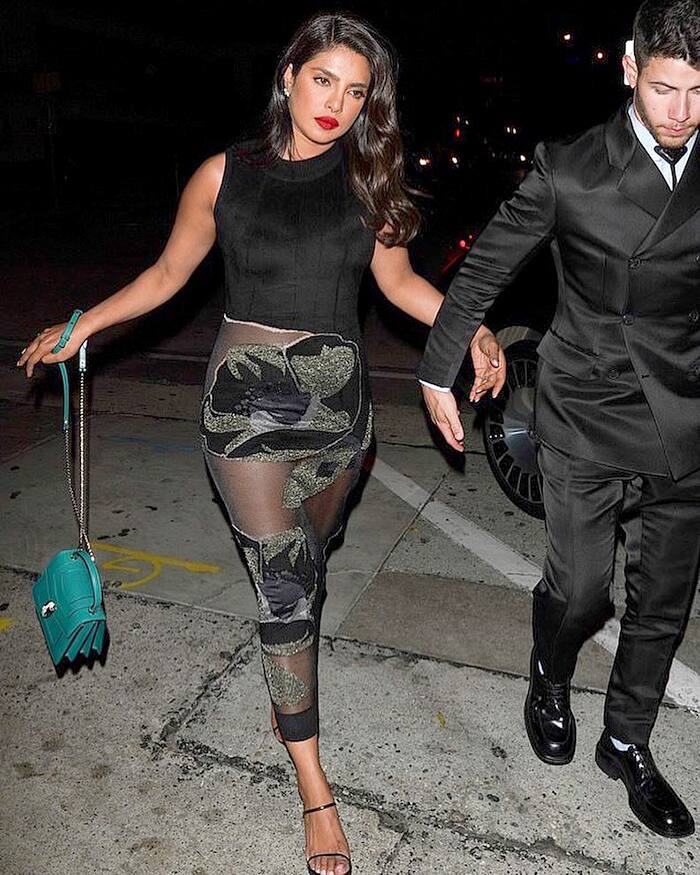 ਇਸ ਲੁੱਕ ਨਾਲ ਪ੍ਰਿਯੰਕਾ ਨੇ ਮਿਲਿਮਲ ਮੇਕਅਪ, ਲਾਲ ਲਿਪਸਟਿਕ ਨਾਲ ਆਪਣੇ ਵਾਲ ਖੁਲ੍ਹੇ ਛੱਡੇ। ਜਿਸ 'ਚ ਪ੍ਰਿਯੰਕਾ ਕਾਫ਼ੀ ਹੌਟ ਨਜ਼ਰ ਆ ਰਹੀ ਸੀ।