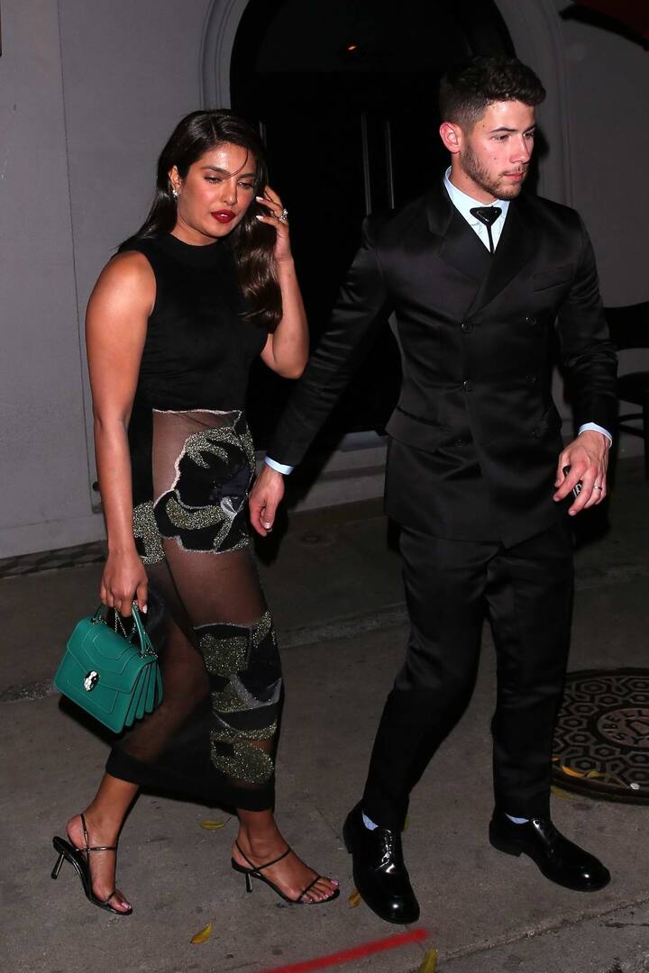 ਪ੍ਰਿਯੰਕਾ ਚੋਪੜਾ ਦਾ ਇਹ ਲੁੱਕ ਸੋਸ਼ਲ ਮੀਡੀਆ ਕਾਫ਼ੀ ਵਾਇਰਲ ਹੋ ਰਿਹਾ ਹੈ। ਪ੍ਰਸ਼ੰਸਕਾਂ ਨੂੰ ਇਸ ਲੁੱਕ ਨੂੰ ਪਸੰਦ ਆ ਰਿਹਾ ਹੈ ਅਤੇ ਕੁਝ ਇਸ ਲੁੱਕ ਤੋਂ ਨਾਖੁਸ਼ ਵੀ ਹਨ।