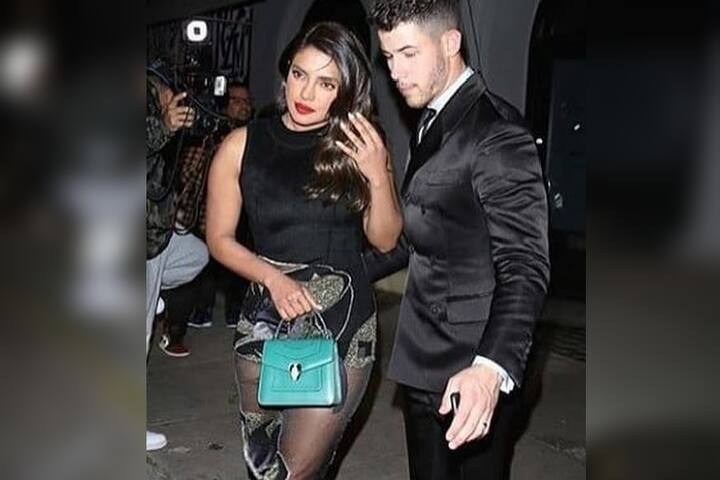 ਖ਼ਬਰਾਂ ਤਾਂ ਇਹ ਵੀ ਹਨ ਕਿ ਪਿੱਗੀ ਚੋਪਸ ਦੇ ਇਸ ਬੈਗ ਦੀ ਕੀਮਤ 5 ਲੱਖ ਰੁਪਏ ਹੈ। ਜਿਸ ਨਾਲ ਬਾਅਦ 'ਚ ਪੀਸੀ ਨੇ ਖੁਦ ਨੂੰ ਉੱਪਸ ਮੁਮੇਂਟ ਦਾ ਸ਼ਿਕਾਰ ਹੋਣ ਤੋਂ ਬਚਾਇਆ।