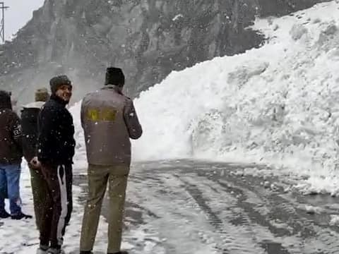 ਅਸਮਾਨ ਤੋਂ ਵਰ੍ਹ ਰਹੀ ਚਿੱਟੀ ਆਫਤ, ਰੁਕ ਗਈ ਜ਼ਿੰਦਗੀ