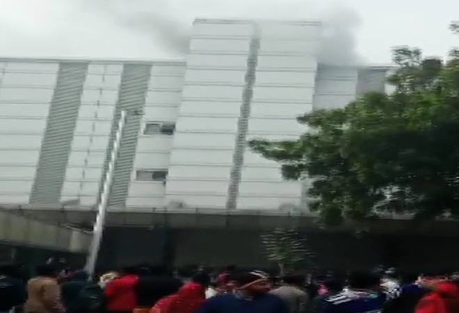 Fire breaks out at Noida's ESI Hospital ESIC ਹਸਪਤਾਲ 'ਚ ਲੱਗੀ ਅੱਗ, ਮਚੀ ਹਫੜਾ-ਦਫੜੀ