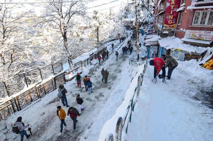 Shimla in cold grip, season's heaviest snowfall throws life out of gear ਹੁਣ ਸੋਚ-ਸਮਝ ਕੇ ਜਾਇਓ ਸ਼ਿਮਲਾ, ਜੀਵਨ ਰੁਕਿਆ, ਖਤਰੇ ਹੀ ਖਤਰੇ