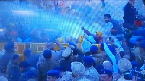 ਭਗਵੰਤ ਮਾਨ ਦਾ ਵਰਕਰਾਂ ਨਾਲ ਕੈਪਟਨ ਦੀ ਰਿਹਾਇਸ਼ 'ਤੇ ਧਾਵਾ, ਪੁਲਿਸ ਨੇ ਮਾਰੀਆਂ ਪਾਣੀ ਦੀਆਂ ਬੁਛਾੜਾਂ ਭਗਵੰਤ ਮਾਨ ਦਾ ਵਰਕਰਾਂ ਨਾਲ ਕੈਪਟਨ ਦੀ ਰਿਹਾਇਸ਼ 'ਤੇ ਧਾਵਾ, ਪੁਲਿਸ ਨੇ ਮਾਰੀਆਂ ਪਾਣੀ ਦੀਆਂ ਬੁਛਾੜਾਂ