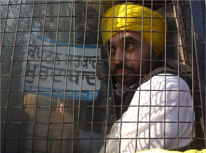 AAP Protest: Bhagwant Mann along with 250 other detained by Police ਮਹਿੰਗੀ ਬਿਜਲੀ ਦਾ ਵਿਰੋਧ ਕਰਦੇ ਭਗਵੰਤ ਮਾਨ ਪਾਰਟੀ ਆਗੂਆਂ 'ਤੇ ਵਲੰਟੀਅਰਾਂ ਸਮੇਤ ਪੁਲਿਸ ਹਿਰਾਸਤ ‘ਚ