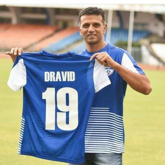 ਦ੍ਰਾਵਿੜ ਨੂੰ ਸਾਲ 2009 ਵਿੱਚ ਵਨਡੇ ਟੀਮ ਤੋਂ ਬਾਹਰ ਕਰ ਦਿੱਤਾ ਗਿਆ ਸੀ। ਪਰੰਤੂ ਉਸਨੂੰ 2011 ਵਿੱਚ ਵਾਪਸ ਬੁਲਾ ਲਿਆ ਗਿਆ। ਉਹ ਇਸ ਵਿੱਚ ਸ਼ਾਮਲ ਹੋਣ ਤੇ ਹੈਰਾਨ ਸੀ ਪਰ ਉਸਨੇ ਐਲਾਨ ਕੀਤਾ ਕਿ ਉਹ ਇੰਗਲੈਂਡ ਖ਼ਿਲਾਫ਼ ਸੀਰੀਜ਼ ਤੋਂ ਬਾਅਦ ਸੰਨਿਆਸ ਲੈ ਲਵੇਗਾ। ਉਸ ਨੇ ਆਪਣੀ ਆਖਰੀ ਵਨਡੇ ਪਾਰੀ ਵਿੱਚ 69 ਦੌੜਾਂ ਬਣਾਈਆਂ ਸਨ। ਉਹ ਆਸਟਰੇਲੀਆ ਦੇ ਦੌਰੇ ਤੋਂ ਬਾਅਦ 2012 ਵਿੱਚ ਟੈਸਟ ਕ੍ਰਿਕਟ ਤੋਂ ਸੰਨਿਆਸ ਲੈ ਗਿਆ।