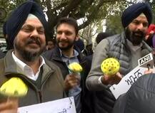 ਵਿਧਾਨ ਸਭਾ ਅਕਾਲੀ ਲੀਡਰ ਛੁਣਛਣੇ ਲੈ ਕੇ ਪਹੁੰਚੇ, ਕਾਂਗਰਸੀਆਂ ਨੂੰ ਵਿਖਾ ਕੇ ਲਾਏ ਨਾਅਰੇ