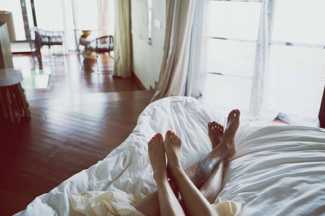 women who have enjoy more bedroom life less likely to have early menopause ਬੈਡਰੂਮ ਲਾਈਫ ਦਾ ਵੱਧ ਅਨੰਦ ਲੈਣ ਵਾਲੀਆਂ ਔਰਤਾਂ ਨੂੰ ਦੇਰ ਨਾਲ ਹੁੰਦਾ ਮੇਨੋਪੌਜ਼: ਖੋਜ