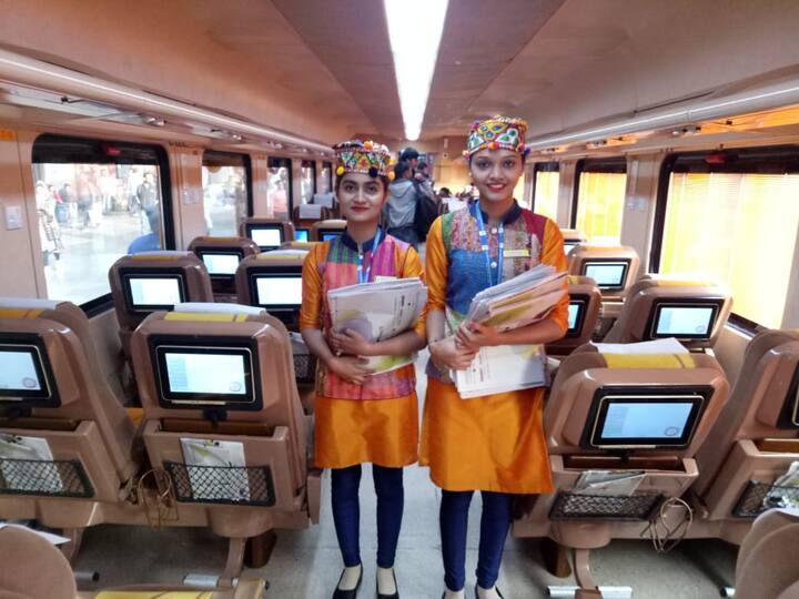 ਅਹਿਮਦਾਬਾਦ-ਮੁੰਬਈ ਸੈਂਟਰਲ ਤੇਜਸ ਐਕਸਪ੍ਰੈਸ ਵਿੱਚ ਆਨ-ਬੋਰਡ ਸਰਵਿਸ ਸਟਾਫ ਦੁਆਰਾ ਭੋਜਨ ਪਰੋਸਿਆ ਜਾਵੇਗਾ। ਟ੍ਰੇਨ ਵਿੱਚ ਚਾਹ ਅਤੇ ਕਾਫੀ ਵਿਕਰੇਤਾ ਮਸ਼ੀਨਾਂ ਉਪਲਬਧ ਹੋਣਗੀਆਂ। ਯਾਤਰੀਆਂ ਨੂੰ ਪਾਣੀ ਦੀ ਮੰਗ 'ਤੇ ਆਰਓ ਮਸ਼ੀਨਾਂ ਰਾਹੀਂ ਪਾਣੀ ਮੁਹੱਈਆ ਕਰਵਾਇਆ ਜਾਵੇਗਾ। ਤੇਜਸ ਐਕਸਪ੍ਰੈਸ ਵਿੱਚ ਅਤਿ ਆਧੁਨਿਕ ਸਹੂਲਤਾਂ, ਨਿੱਜੀ ਪੜ੍ਹਨ ਦੀਆਂ ਲਾਈਟਾਂ, ਏਸੀ ਕੋਚ, ਮੋਬਾਈਲ ਚਾਰਜਿੰਗ ਪੁਆਇੰਟ, ਸੀਸੀਟੀਵੀ ਕੈਮਰੇ, ਬਾਇਓ-ਟਾਇਲਟ, ਐਲਈਡੀ ਟੀਵੀ, ਆਟੋਮੈਟਿਕ ਦਰਵਾਜ਼ੇ ਅਤੇ ਹੋਰ ਬਹੁਤ ਸਾਰੀਆਂ ਸਹੂਲਤਾਂ ਸ਼ਾਮਲ ਹਨ।