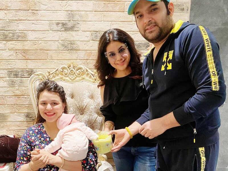 Kapil Sharma and Ginni Chatrath get the clay impression of hands and feet of their daughter Anayra ਕਪਿਲ ਸ਼ਰਮਾ ਨੇ ਆਪਣੀ ਬੇਟੀ ਲਈ ਕੀਤਾ ਖ਼ਾਸ ਕੰਮ, ਹਰ ਕੋਈ ਕਰ ਰਿਹਾ ਤਰੀਫ਼ਾਂ
