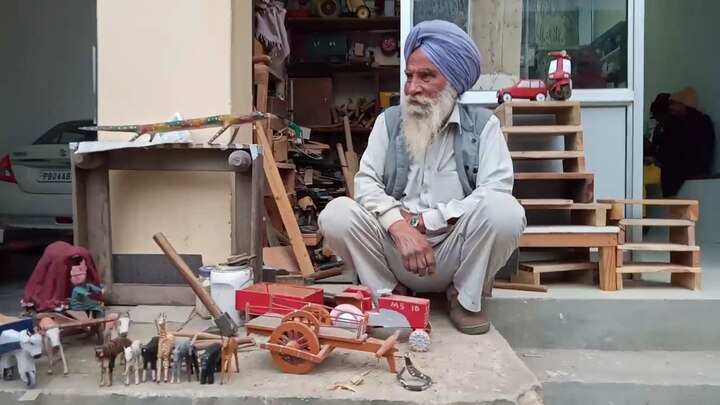 ਬਠਿੰਡਾ ਦਾ ਰਹਿਣ ਵਾਲਾ 78 ਸਾਲਾ ਬਜ਼ੁਰਗ ਭੋਲਾ ਸਿੰਘ ਇਸ ਉਮਰ ਵਿੱਚ ਵੀ ਆਪਣੀ ਕਾਰੀਗਰੀ ਛੱਡਣੀ ਨਹੀਂ ਚਾਹੁੰਦਾ।