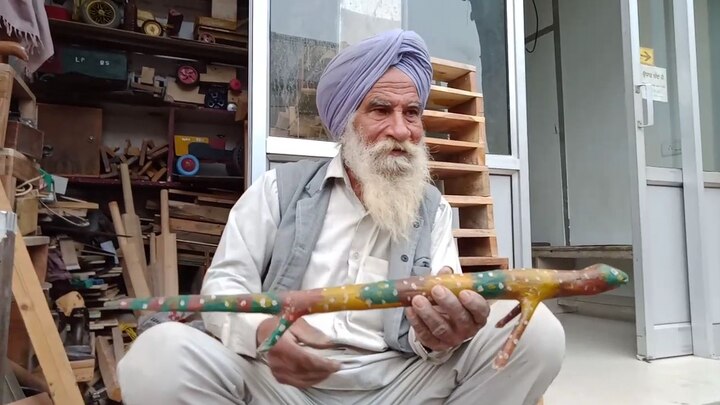 ਬਜ਼ੁਰਗ ਨੇ ਆਪਣੇ ਲੱਕੜ ਦੇ ਖਿਡੌਣਿਆਂ ਨੂੰ ਨੇੜਲੇ ਮੇਲਿਆਂ ਵਿੱਚ ਵੀ ਵੇਚਣ ਲਈ ਜਾਂਦਾ ਹੈ। ਵੈਸੇ, ਬਜ਼ੁਰਗ ਭੋਲਾ ਸਿੰਘ ਹਰ ਰੋਜ਼ 300 ਤੋਂ 400 ਰੁਪਏ ਕਮਾਉਂਦਾ ਹੈ।