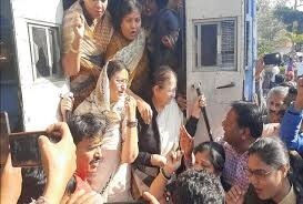 Ex-Speaker Sumitra Mahajan Detained At BJP Protest In Indore ਇੰਦੌਰ ਵਿੱਚ ਧਾਰਾ 144 ਲਾਗੂ ਹੋਣ ਦੇ ਬਾਵਜੂਦ ਪ੍ਰਦਰਸ਼ਨ ਕਰ ਰਹੇ ਸੁਮਿਤਰਾ ਮਹਾਜਨ ਸਣੇ ਕਈ ਭਾਜਪਾ ਨੇਤਾ ਹਿਰਾਸਤ 'ਚ