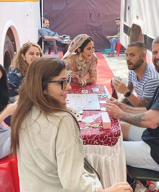 ਦਰਅਸਲ ਕੈਟਰੀਨਾ ਤਿਆਰ ਹੋ ਕੇ ਸੇਟ 'ਤੇ ਟਾਈਮਪਾਸ ਦੇ ਲਈ ਆਪਣੀ ਟੀਮ ਦੇ ਨਾਲ ਤਾਸ਼ ਖੇਡ ਰਹੀ ਸੀ।