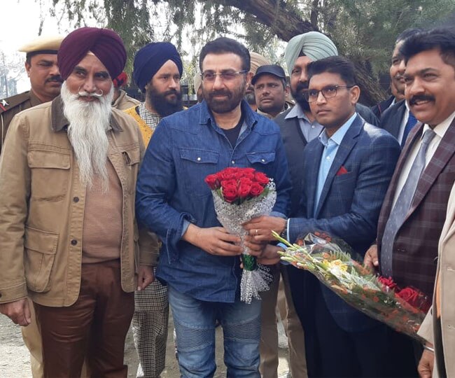 sunny deol reached in gurdaspur ਆਖਰ ਸੰਨੀ ਦਿਓਲ ਨੂੰ ਆ ਹੀ ਗਈ ਗੁਰਦਾਸਪੁਰੀਆਂ ਦੀ ਯਾਦ!