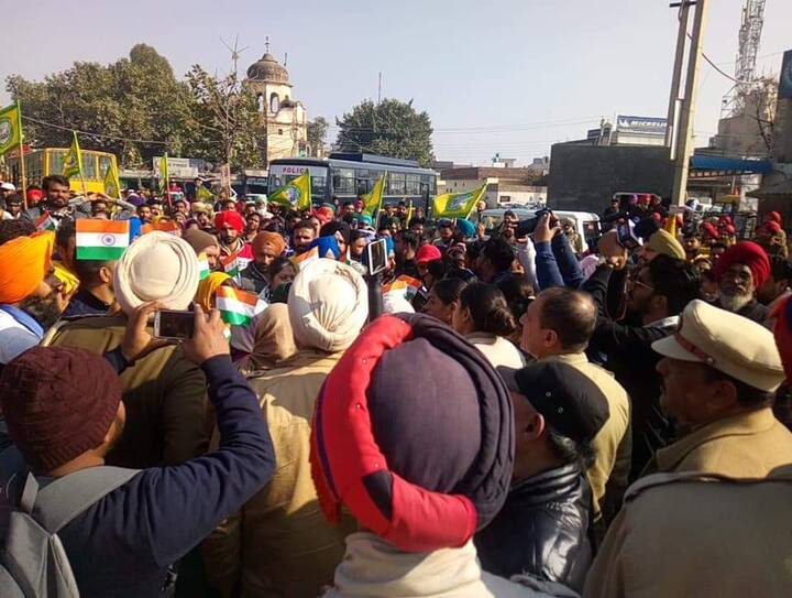 ਬੱਸ ਰਾਹੀਂ ਜਲਾਲਾਬਾਦ, ਫਾਜ਼ਿਲਕਾ ਦੇ 42 ਬੇਰੁਜ਼ਗਾਰ ਅਧਿਆਪਕਾਂ ਨੂੰ ਪੁਲਿਸ ਲਾਈਨ ਦੇ ਨੇੜੇ ਪਹੁੰਚਦਿਆਂ ਗ੍ਰਿਫ਼ਤਾਰ ਕਰਕੇ ਲੌਂਗੋਵਾਲ ਥਾਣੇ ਭੇਜਿਆ ਗਿਆ, ਜਿਸ ਉਪਰੰਤ ਪੰਜਾਬ ਭਰ ਤੋਂ ਇਕੱਠ ਹੋਏ ਕਰੀਬ 800 ਬੇਰੁਜ਼ਗਾਰ ਅਧਿਆਪਕਾਂ ਨੇ ਸੰਗਰੂਰ-ਬਠਿੰਡਾ ਮਾਰਗ 'ਤੇ ਜਾਮ ਲਾ ਦਿੱਤਾ ਤੇ ਸਿੱਖਿਆ ਮੰਤਰੀ ਵਿਜੈਇੰਦਰ ਸਿੰਗਲਾ, ਕੈਬਨਿਟ ਮੰਤਰੀ ਓਪੀ ਸੋਨੀ ਤੇ ਮੁੱਖ-ਮੰਤਰੀ ਕੈਪਟਨ ਅਮਰਿੰਦਰ ਸਿੰਘ ਖ਼ਿਲਾਫ਼ ਜੰਮਕੇ ਨਾਅਰੇਬਾਜ਼ੀ ਕੀਤੀ।