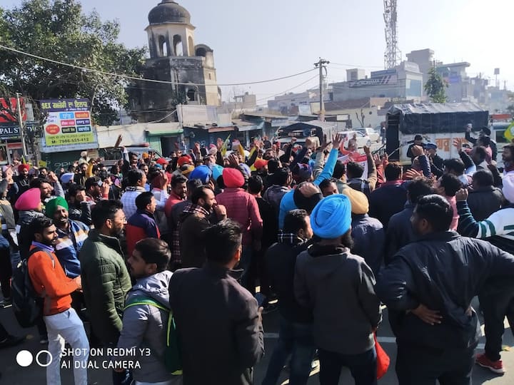 ਪੰਜਾਬ ਦੇ ਬੇਰੁਜ਼ਗਾਰ ਅਧਿਆਪਕਾਂ ਦੀ ਮੰਗ ਹੈ ਕਿ ਅਸਾਮੀਆਂ ਦੀ ਗਿਣਤੀ 'ਚ ਵਾਧਾ ਕਰਦਿਆਂ ਸਰਕਾਰੀ ਸਕੂਲਾਂ 'ਚ ਖਾਲੀ ਪਈਆਂ ਕੁੱਲ ਅਸਾਮੀਆਂ ਭਰਨ ਲਈ ਈਟੀਟੀ ਦੀਆਂ 12 ਹਜ਼ਾਰ ਅਤੇ ਬੀਐੱਡ ਦੀਆਂ 15 ਹਜ਼ਾਰ ਅਸਾਮੀਆਂ ਲਈ ਇਸ਼ਤਿਹਾਰ ਜਾਰੀ ਕੀਤਾ ਜਾਵੇ, ਟੈੱਟ ਪਾਸ ਕਰਨ ਦੇ ਬਾਵਜੂਦ ਹਜ਼ਾਰਾਂ ਉਮੀਦਵਾਰ ਨੌਕਰੀ ਉਡੀਕਦਿਆਂ ਭਰਤੀ ਲਈ ਨਿਰਧਾਰਿਤ ਉਮਰ-ਸੀਮਾ ਲੰਘਾ ਚੁੱਕੇ ਉਮੀਦਵਾਰਾਂ ਲਈ ਉਮਰ-ਹੱਦ 37 ਤੋਂ 42 ਸਾਲ ਕੀਤੀ ਜਾਵੇ।