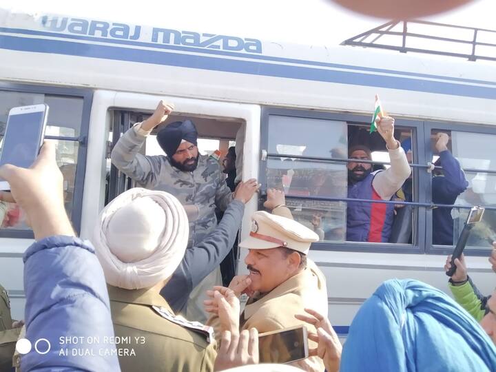 ਗਣਤੰਤਰ ਦਿਵਸ ਮੌਕੇ ਸੰਗਰੂਰ 'ਚ ਸਾਰਾ ਦਿਨ ਮਾਹੌਲ ਤਣਾਅਪੂਰਨ ਬਣਿਆ ਰਿਹਾ। ਪਿਛਲੇ ਚਾਰ ਮਹੀਨਿਆਂ ਤੋਂ ਰੁਜ਼ਗਾਰ ਪ੍ਰਾਪਤੀ ਲਈ ਸੰਘਰਸ਼ ਕਰ ਰਹੇ ਬੇਰੁਜ਼ਗਾਰ ਈਟੀਟੀ ਤੇ ਬੀਐੱਡ ਅਧਿਆਪਕਾਂ ਨੇ ਸਵੇਰ 5 ਵਜੇ ਤੋਂ ਹੀ ਸਰਕਾਰੀ ਸਮਾਰੋਹ 'ਚ ਵਿਘਨ ਪਾਉਣ ਲਈ ਤਿਆਰੀਆਂ ਆਰੰਭ ਕੀਤੀਆਂ ਸੀ।