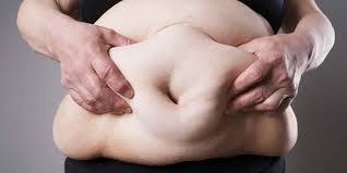 ਚੰਡੀਗੜ੍ਹ: ਅੱਜਕੱਲ੍ਹ ਲੋਕਾਂ ਲਈ ਮੋਟਾਪਾ ਵੱਡੀ ਸਮੱਸਿਆ ਬਣਿਆ ਹੋਇਆ ਹੈ। ਵਜ਼ਨ ਘਟਾਉਣ ਲਈ ਲੋਕ ਵੱਖੋ-ਵੱਖ ਉਪਾਅ ਕਰਦੇ ਹਨ। ਇੱਥੋਂ ਤੱਕ ਕਿ ਲੋਕ ਵਾਰ-ਵਾਰ ਡਾਕਟਰਾਂ ਦੇ ਚੱਕਰ ਲਾ ਕੇ ਵੀ ਪ੍ਰੇਸ਼ਾਨ ਹੋ ਜਾਂਦੇ ਹਨ। ਇਸ ਪ੍ਰੇਸ਼ਾਨੀ ਤੋਂ ਛੁਟਕਾਰਾ ਪਾਉਣ ਲਈ ਅਸੀਂ ਤੁਹਾਨੂੰ ਕੁਝ ਘਰੇਲੂ ਨੁਸਖ਼ੇ ਦੱਸਾਂਗੇ ਜੋ ਪੇਟ ਦੀ ਚਰਬੀ ਘਟਾ ਕੇ ਵਜ਼ਨ ਘਟਾਉਣ 'ਚ ਵੀ ਮਦਦ ਕਰੇਗੀ।