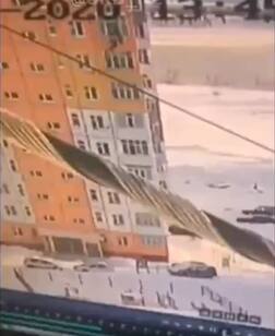 ਇਮਾਰਤ ਦੀ 9ਵੀਂ ਮੰਜ਼ਲ ਤੋਂ ਹੇਠਾਂ ਡਿੱਗੀ ਔਰਤ, ਫੇਰ ਕੁਝ ਪਲਾਂ ਬਾਅਦ ਸਭ ਰਹਿ ਗਏ ਹੈਰਾਨ, ਵੀਡੀਓ ਵਾਇਰਲ