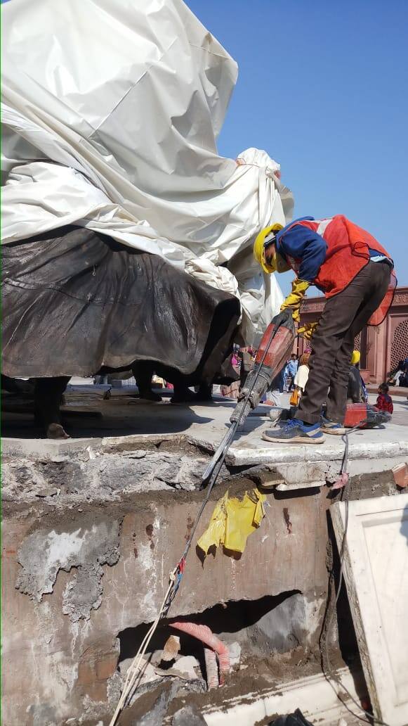 ਅੰਮ੍ਰਿਤਸਰ: ਪੰਜਾਬ ਦੇ ਮੁੱਖ ਮੰਤਰੀ ਅਮਰਿੰਦਰ ਸਿੰਘ ਵਲੋਂ ਅੰਮ੍ਰਿਤਸਰ ਦੀ ਪ੍ਰਸਿੱਧ ਹੈਰੀਟੇਜ ਸਟਰੀਟ 'ਤੇ ਲੱਗੇ ਬੁੱਤਾਂ ਨੂੰ ਹਟਾਉਣ ਦੇ ਹੁਕਮਾਂ ਤੋਂ ਬਾਅਦ, ਉਨ੍ਹਾਂ ਨੂੰ ਹਟਾਉਣ ਦਾ ਕੰਮ ਸ਼ੁਰੂ ਕਰ ਦਿੱਤਾ ਗਿਆ ਹੈ।