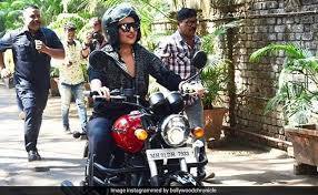 Sonakshi Sinha Rides Bike On The Streets Of Mumbai ਮੁੰਬਈ ਦੀਆਂ ਸੜਕਾਂ 'ਤੇ ਬਾਈਕ ਚਲਾ ਕੇ ਕਰੀਨਾ ਦੇ ਸ਼ੋਅ 'ਚ ਪਹੁੰਚੀ ਸੋਨਾਕਸ਼ੀ ਸਿਨਹਾ, ਦੇਖੋ ਵੀਡੀਓ