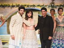 ਕਾਰਤਿਕ ਦਾ ਹੱਥ ਫੜ੍ਹ ਕੇ ਕਰੀਨਾ ਆਈ ਸਾਹਮਣੇ, ਕੈਮਿਸਟਰੀ 'ਤੇ ਥੰਮੀਆਂ ਹਰ ਇੱਕ ਦੀਆਂ ਨਜ਼ਰਾਂ