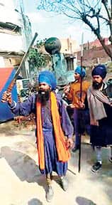 ਨਸ਼ਿਆਂ ਖਿਲਾਫ ਨਿਹੰਗ ਸਿੰਘਾਂ ਚੁੱਕੀ ਤਲਵਾਰ, ਥਾਣੇ 'ਤੇ ਧਾਵਾ ਨਸ਼ਿਆਂ ਖਿਲਾਫ ਨਿਹੰਗ ਸਿੰਘਾਂ ਚੁੱਕੀ ਤਲਵਾਰ, ਥਾਣੇ 'ਤੇ ਧਾਵਾ