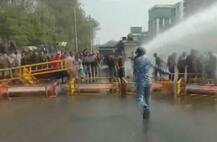 ਪੁਲਿਸ ਭਰਤੀ ਪੇਪਰ ਲੀਕ ਹੋਣ 'ਤੇ ਹੰਗਾਮਾ, ਲਾਠੀਚਾਰਜ ਤੇ ਪਾਣੀ ਦੀਆਂ ਬੁਛਾੜਾਂ ਦਾ ਕਹਿਰ