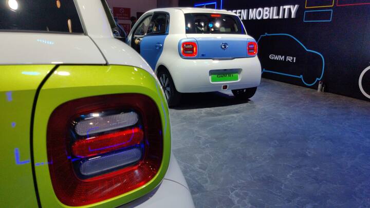 ਓਰਾ ਆਰ 1 ਦੀ ਕੀਮਤ 8,680 ਡਾਲਰ ਤੋਂ 11,293 ਡਾਲਰ ਯਾਨੀ 6.2 ਲੱਖ ਤੋਂ 8 ਲੱਖ ਰੁਪਏ ਹੈ। 