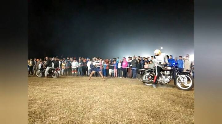 ਲੁਧਿਆਣਾ: ਪੰਜਾਬੀ ਆਪਣੇ ਹੁਨਰ ਨਾਲ ਅਕਸਰ ਜ਼ਮਾਨੇ ਦੀ ਨਿਗ੍ਹਾ ਖਿੱਚ ਲੈਂਦੇ ਹਨ। ਅਸੀਂ ਵੀ ਅੱਜ ਤੁਹਾਨੂੰ ਇੱਕ ਅਜਿਹੇ ਨੌਜਵਾਨ ਵਿਖਾਉਣ ਜਾ ਰਹੇ ਹਾਂ ਜੋ ਆਪਣੇ ਦੰਦਾਂ ਨਾਲ ਇੱਕ ਕੁਇੰਟਲ ਤੱਕ ਇੱਟਾਂ ਚੁੱਕ ਸਕਦਾ ਹੈ। ਆਓ ਤਸਵੀਰਾਂ 'ਚ ਵੇਖੀਏ ਕਿ ਕਿਵੇਂ ਨੌਜਵਾਨ ਆਪਣੇ ਦੰਦਾਂ ਹੇਠ ਰੱਸੀ ਲੈ ਕੇ ਇੱਕ ਕੁਇੰਟਲ ਤੱਕ ਦੀਆਂ ਇੱਟਾਂ ਆਰਾਮ ਨਾਲ ਚੁੱਕ ਰਿਹਾ।