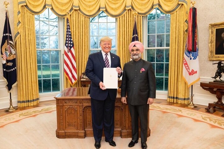 Ambassador of India to the United States, Taranjit Singh Sandhu presents his credentials ਤਰਨਜੀਤ ਸੰਧੂ ਨੇ ਟਰੰਪ ਨੂੰ ਪੇਸ਼ ਕੀਤਾ ਆਪਣਾ ਪ੍ਰਮਾਣ ਪੱਤਰ, ਹੋਣਗੇ ਅਮਰੀਕਾ 'ਚ ਭਾਰਤ ਦੇ ਰਾਜਦੂਤ