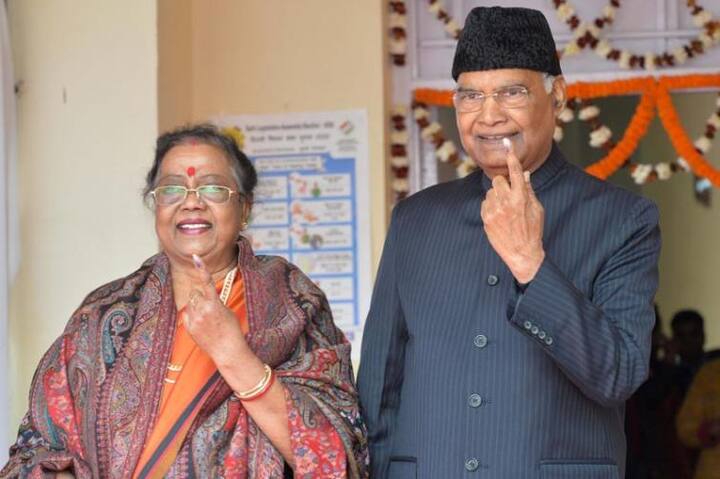 ਦੇਸ਼ ਦੇ ਰਾਸ਼ਟਰਪਤੀ ਰਾਮ ਨਾਥ ਕੋਵਿੰਦ ਅਤੇ ਉਨ੍ਹਾਂ ਦੀ ਪਤਨੀ ਸਵਿਤਾ ਕੋਵਿੰਦ ਨੇ ਰਾਸ਼ਟਰਪਤੀ ਭਵਨ ਦੇ ਡਾ. ਰਾਜੇਂਦਰ ਪ੍ਰਸਾਦ ਕੇਂਦਰੀ ਵਿਦਿਆਲਿਆ ਵਿੱਚ ਆਪਣੀ ਵੋਟ ਪਾਈ।