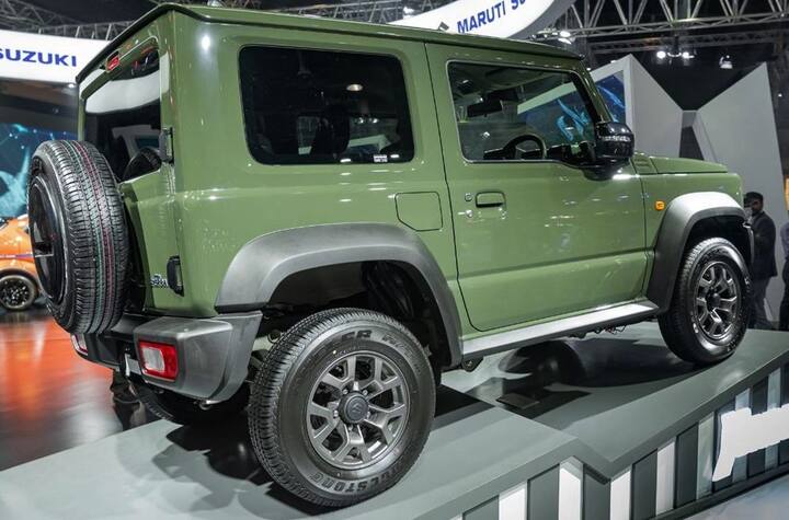 Jimny ਜਿਪਸੀ ਦੀ ਨਵੀਂ ਜੈਨਰੇਸ਼ਨ ਹੈ ਅਤੇ ਇੱਕ ਕਿਫਾਇਤੀ ਆਫ-ਰੋਡ ਕਾਰ ਹੈ। ਇਹ ਇੱਕ ਆਧੁਨਿਕ ਸੰਖੇਪ ਐਸਯੂਵੀ ਨਹੀਂ ਬਲਕਿ ਇੱਕ ਸਹੀ 4X4 ਵੀਲ ਡ੍ਰਾਇਵ ਐਸਯੂਵੀ ਹੈ।