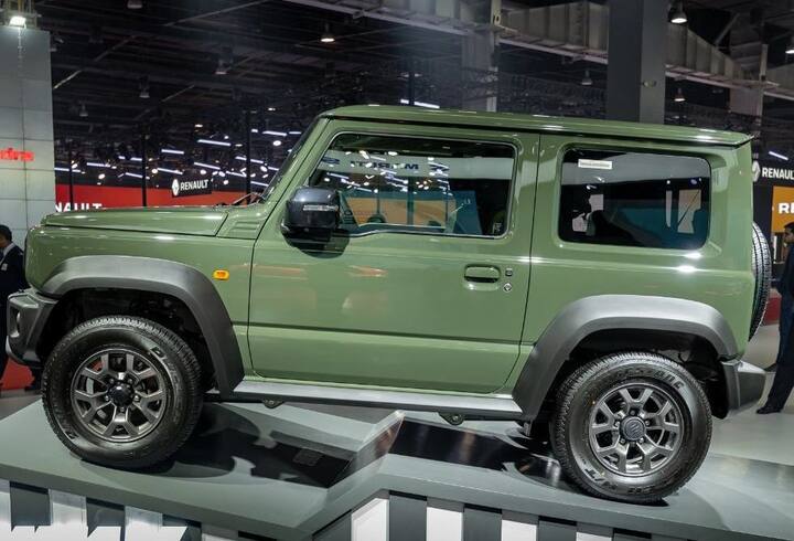 Jimny ਦੀ ਲੰਬਾਈ 3.5 ਮੀਟਰ ਹੈ ਅਤੇ ਇਹ ਕਾਫ਼ੀ ਛੋਟੀ ਕਾਰ ਹੈ। ਪਰ ਇਸ ਦਾ ਡਿਜ਼ਾਇਨ ਐਸਯੂਵੀ ਵਾਲਾ ਹੈ। ਇੱਕ ਗ੍ਰਿਲ ਅਤੇ ਛੋਟੇ ਜਿਹੇ ਗੋਲ ਹੈੱਡਲੈਂਪ ਦੇ ਨਾਲ ਦੇ ਪਿਛਲੇ ਪਾਸੇ ਵੀ ਇੱਕ ਵਾਧੂ ਵੀਲ ਵੀ ਹੈ ਜੋ ਪੁਰਾਣੀ ਜਿਪਸੀ ਵਰਗਾ ਹੈ।Jimny ਮਾਰੂਤੀ ਦੀ ਜਿਪਸੀ ਵਾਂਗ 3-ਦਰਵਾਜ਼ੇ ਨਾਲ ਹੀ ਆਵੇਗੀ। ਇਹ ਇੱਕ ਚਾਰ ਸੀਟਰ ਕਾਰ ਹੈ।