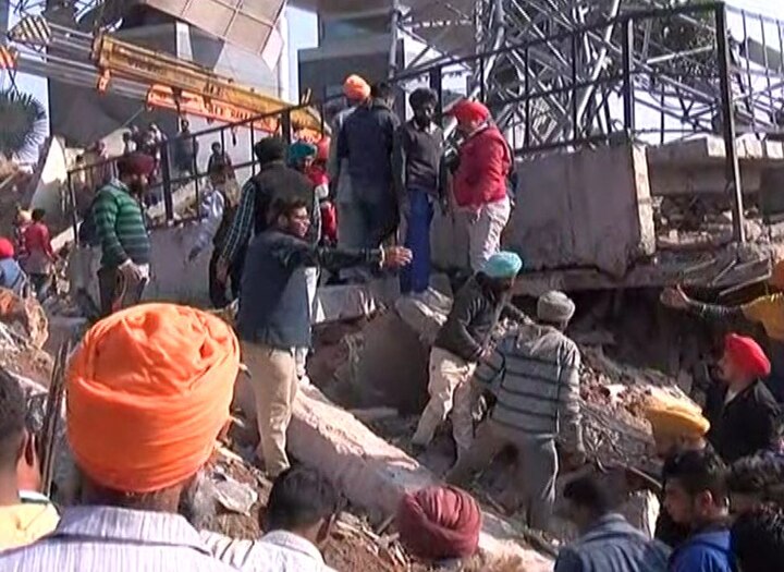 Building collapsed at kharar landran road ਇਮਾਰਤ ਹੋਈ ਢਹਿ-ਢੇਰੀ, ਦੋ ਮਜ਼ਦੂਰਾਂ ਨੂੰ ਸੁਰੱਖਿਅਤ ਕੱਢਿਆ, ਕੁਝ ਅਜੇ ਵੀ ਮਲਬੇ ਹੇਠ