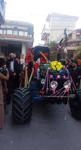 ਅਜੇ ਕੁਮਾਰ ਕਾਰ ਦੀ ਬਜਾਏ ਨਵੇਂ ਟਰੈਕਟਰ 'ਤੇ ਡੋਲੀ ਲੈ ਕੇ ਘਰ ਪੁੱਜਿਆ।