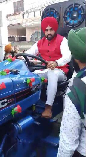 ਇਸ ਡੋਲੀ ਵਾਲੇ ਟਰੈਕਟਰ ਨੂੰ ਪੂਰੀ ਤਰ੍ਹਾਂ ਫੁੱਲਾਂ ਨਾਲ ਸਜਾਇਆ ਗਿਆ ਸੀ।