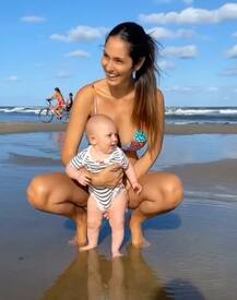 ਪੰਜ ਮਹੀਨੇ ਦੀ ਬੱਚੀ ਨੂੰ ਸਮੁੰਦਰ ਕਿਨਾਰੇ ਲੈ ਕੇ ਪਹੁੰਚੀ ਇਹ ਐਕਟਰੇਸ, ਸ਼ੇਅਰ ਕੀਤੀਆਂ ਹੌਟ ਤਸਵੀਰਾਂ