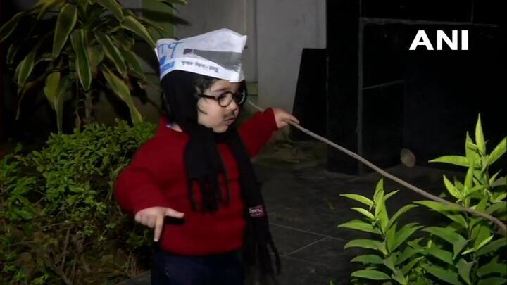 ਬੱਚਿਆਂ ਨੇ ਅਰਵਿੰਦ ਕੇਜਰੀਵਾਲ ਦਾ ਰੂਪ ਧਾਰਨ ਕੀਤਾ ਹੋਇਆ ਹੈ।