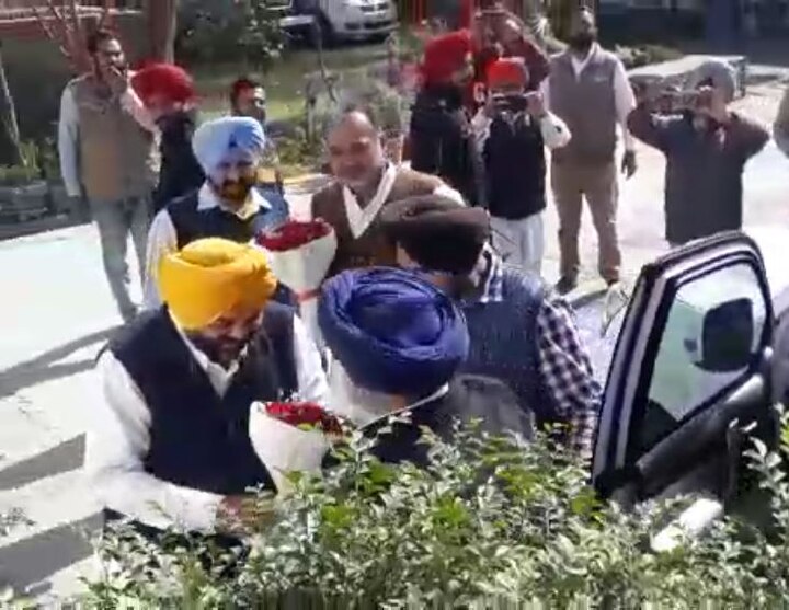 ਬੋਨੀ ਅਜਨਾਲਾ ਨੇ ਸੁਖਬੀਰ ਬਾਦਲ ਦਾ ਫੁੱਲਾਂ ਨਾਲ ਸਵਾਗਤ ਕੀਤਾ। ਜੋ ਆਪਣੇ ਆਪ 'ਚ ਖੂਬਸੂਰਤ ਤਸਵੀਰ ਹੈ।